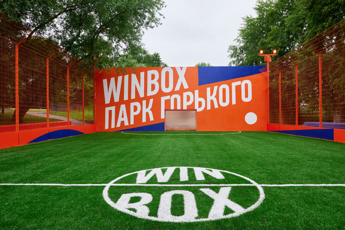 На сайте легко забронировать падел-корт, пинг-понг зону, футбольное поле или стритбольную площадку вместе со всем инвентарем
