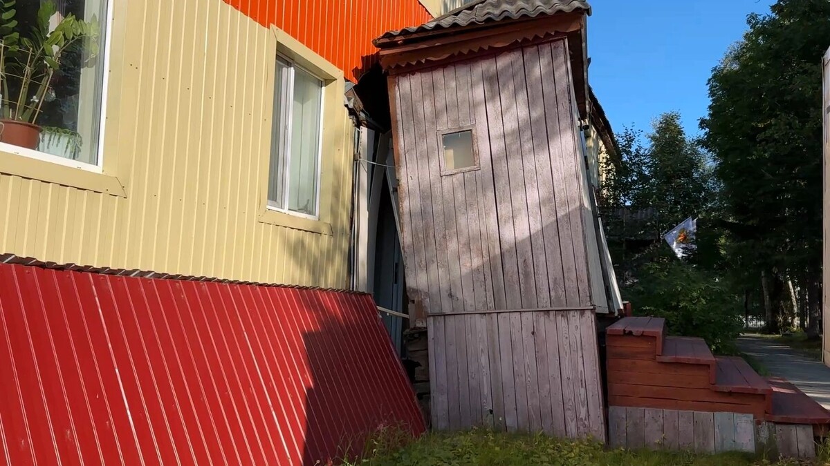    Больница водников в Салехарде поехала со свай ранним утром 26 августа. Фото: Вера Дронзикова / «Ямал-Медиа»