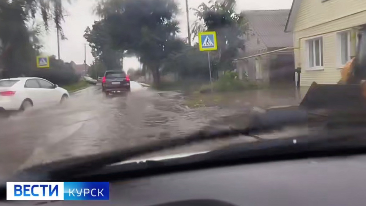    Машины утопают в воде на улицах в Курске