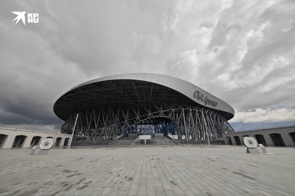    Сейчас у арены тишина, не хватает хоккея и аншлага на трибунах. Алексей БУЛАТОВ