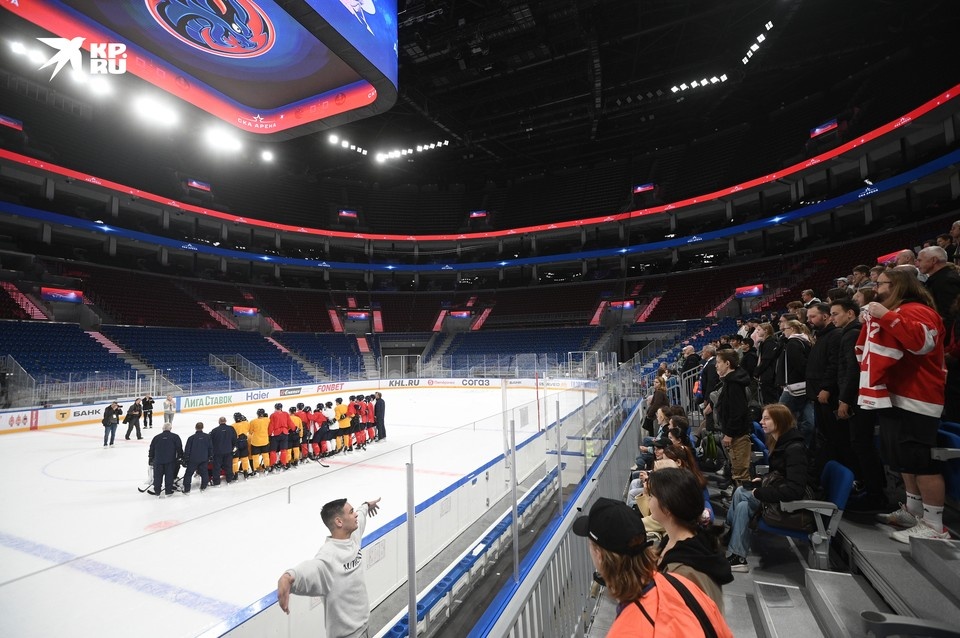    Болельщики были рады интерактивной тернировке. Многие смогли сделать фото и получить автограф. Алексей БУЛАТОВ