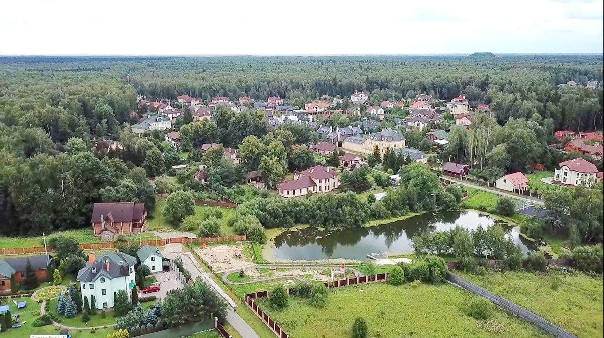 Коттеджи в лесном озере