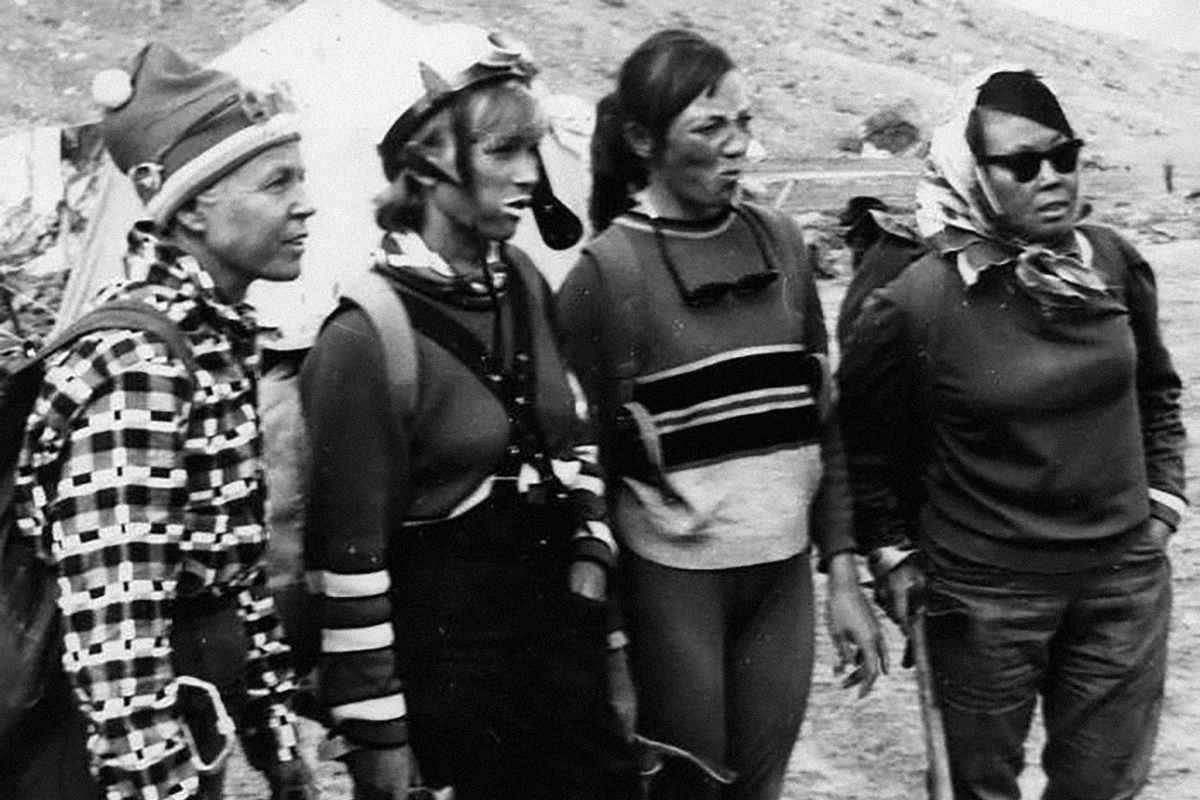 Альпинистки в базовом лагере.  фото: картинки яндекс.