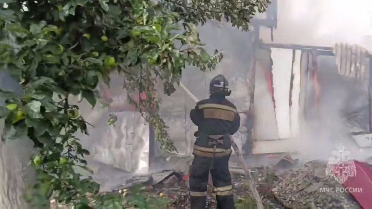     В Курской области пожарные спасли дом от огня
