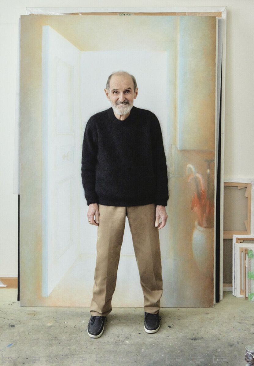    Эрик Булатов в дверях «Белого света» (2024) Фото: Алексей Костромин