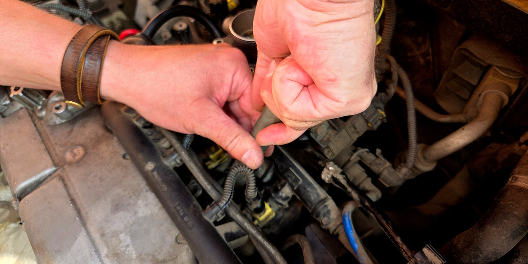 Сорвал резьбу на головке блока, свеча не вкручивается – что делать: расскажу как мы это исправляли на СТО за 30 минут