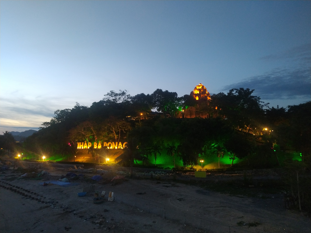 Чамские башни Понагар вечером