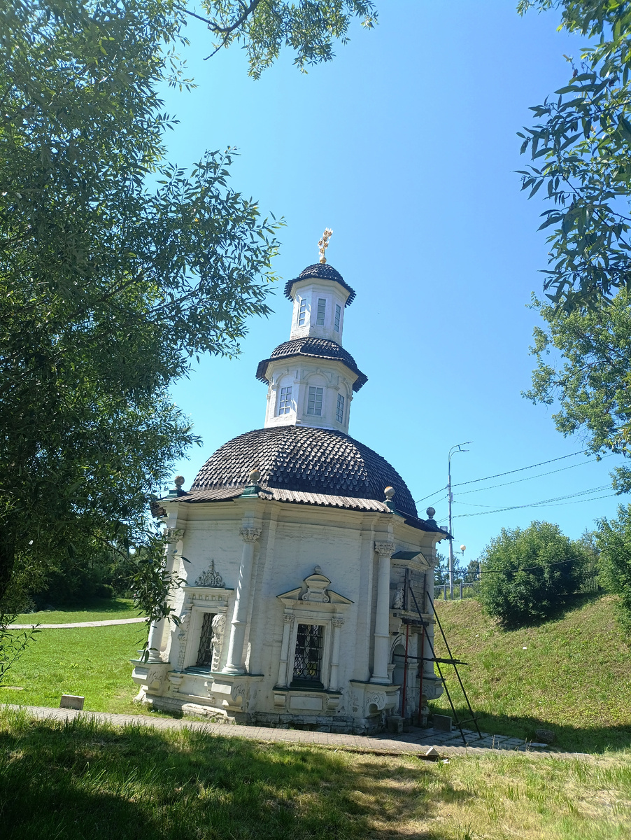 Часовенка с источником