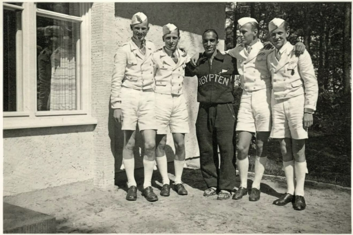 Египетский баскетболист Мохамед Рашад Шафшак в спортивном костюме на Олимпийских играх 1936 года в Берлине