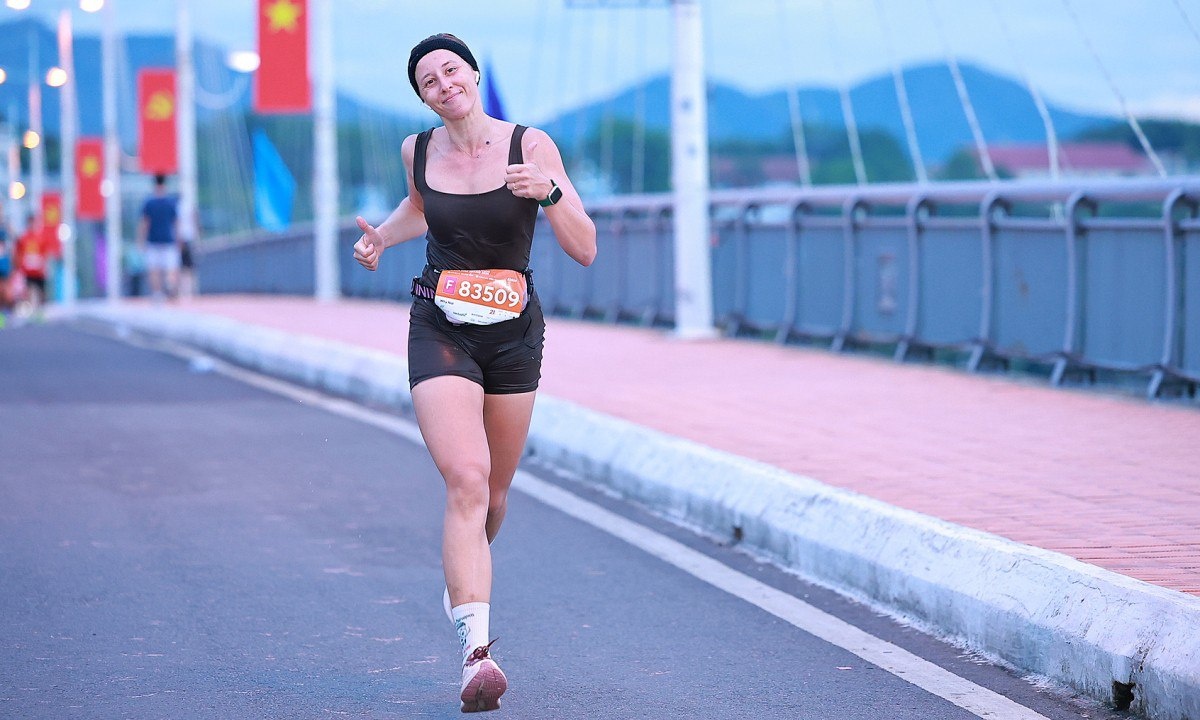 Наумора Дарья на 21-километровом забеге на марафоне VnExpress. Фото: VnExpress Marathon