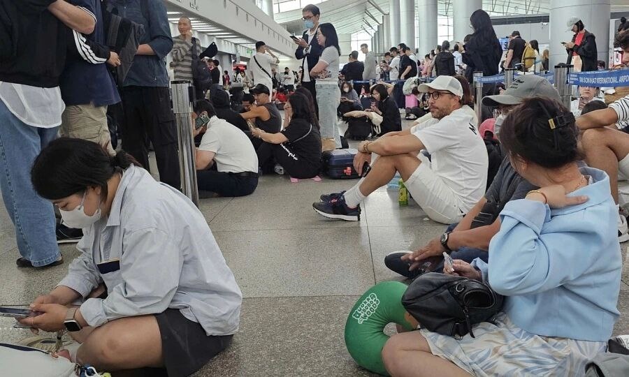 Пассажиры застряли в международном аэропорту Таншоннят в Хошимине из-за системной ошибки. Фото предоставлено VnExpress.