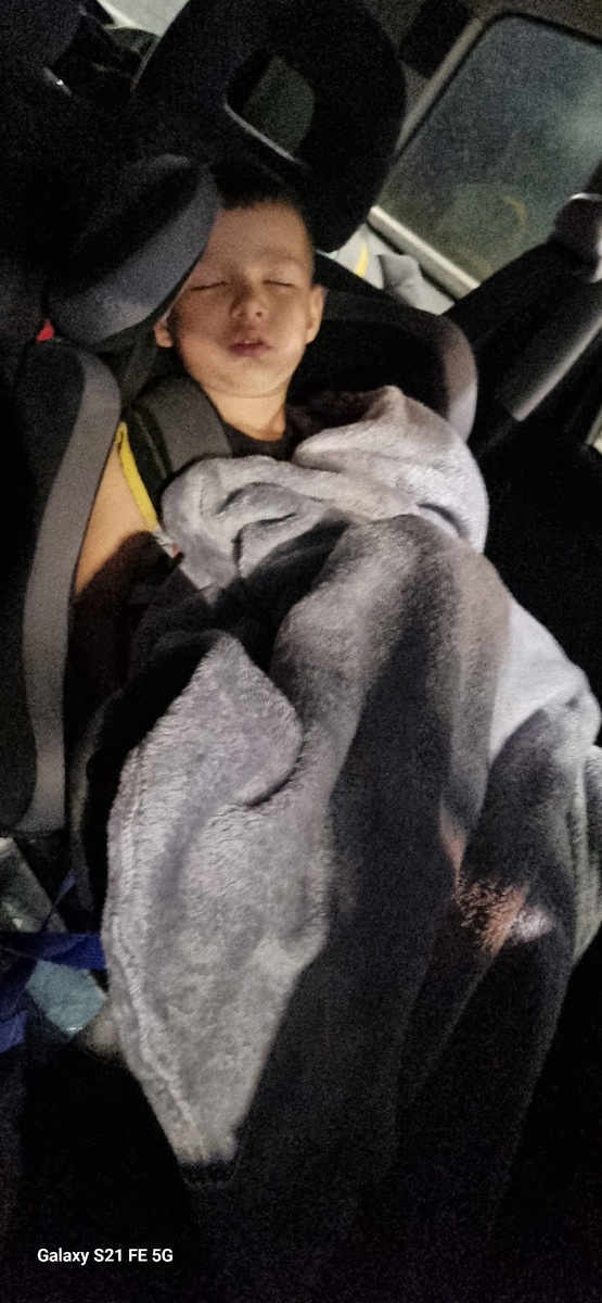 Помните писала, что я попросила Влада взять тёплые халаты? Пригодились! Вон как сладко спит под папиным халатом ♥️