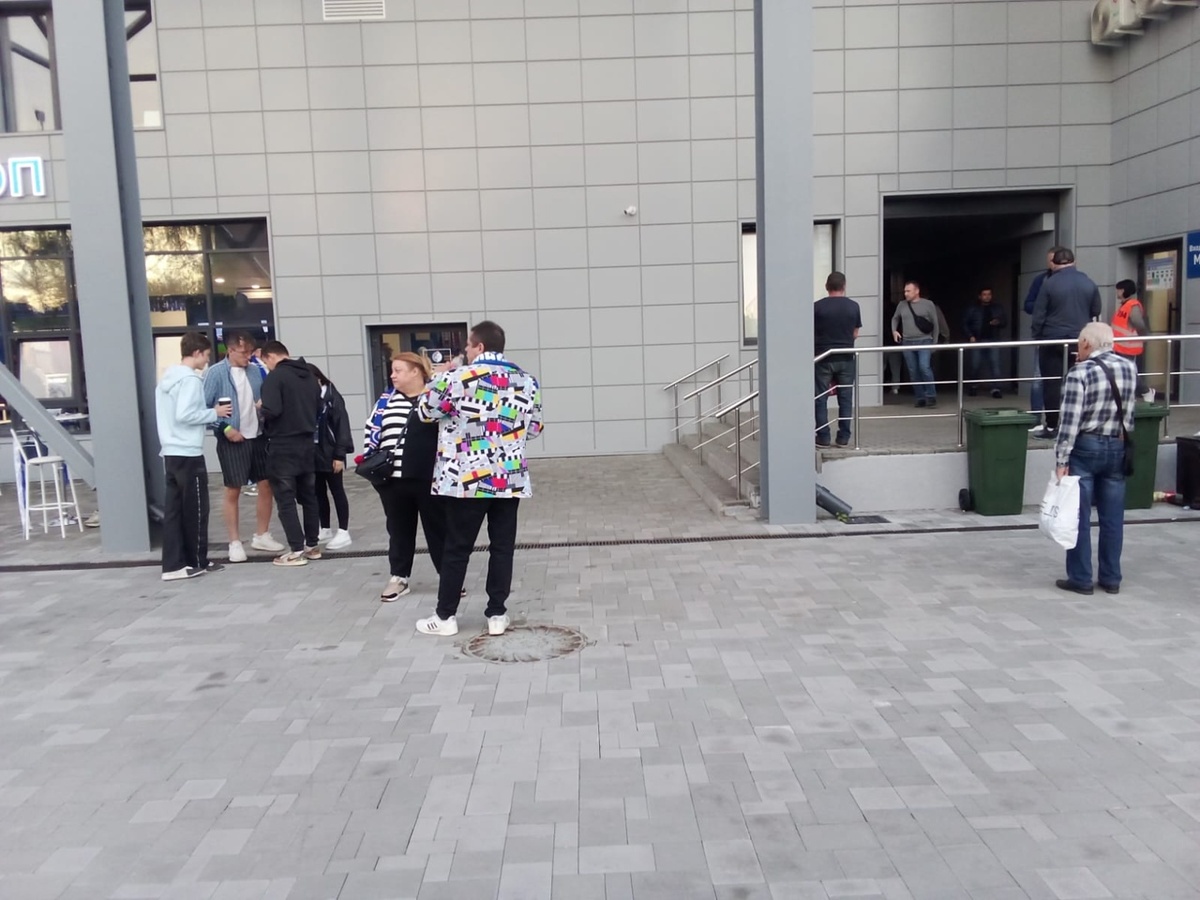 Такого яркого пиджака у болельщика "Факела" я еще не видел!