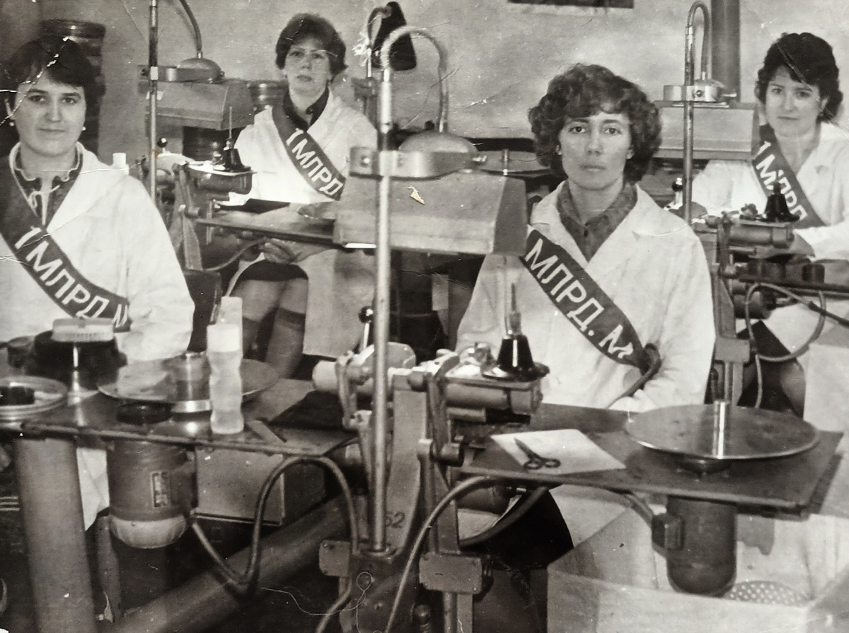 Рязанская кинофабрика. Мама слева