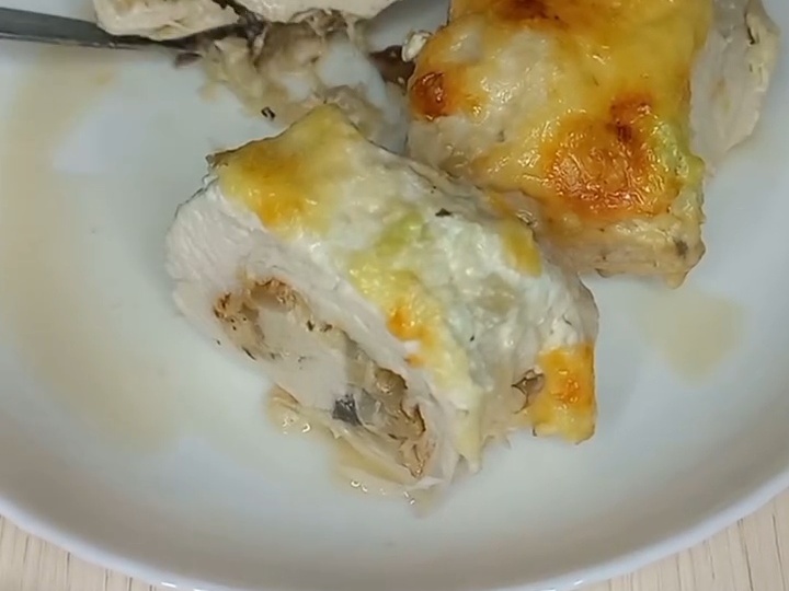 Сочные рулетики из куриного филе с грибами и сыром