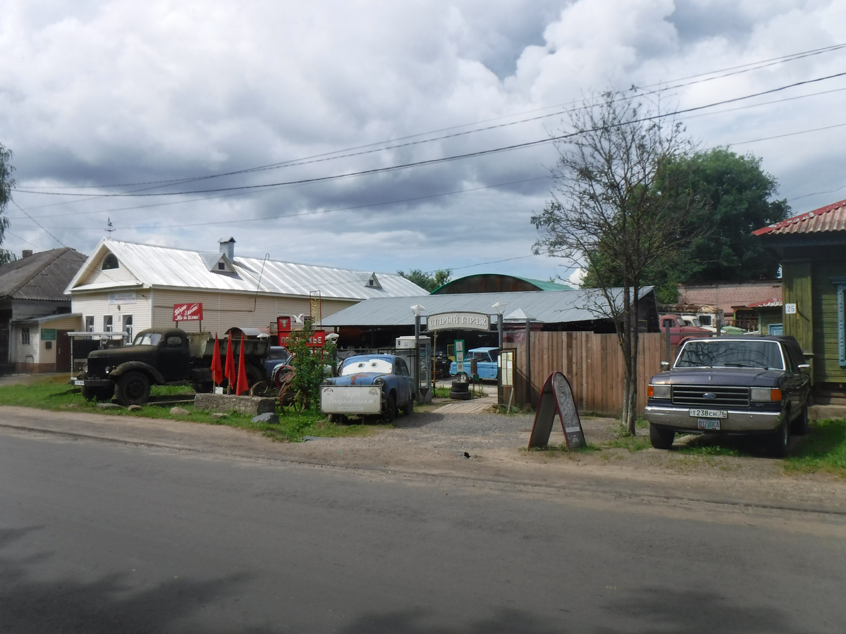 Идем в катринную галерею. Уже у входа в музей есть ретро-техника для привлечения туристов. Это тоже галерея и можно листать. 