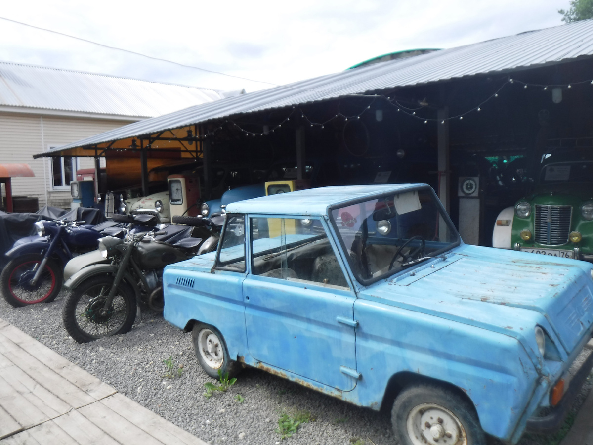 Старый автомобиль и мотоциклы. Есть даже счёитчики бензина. Вот такой интересный музей 