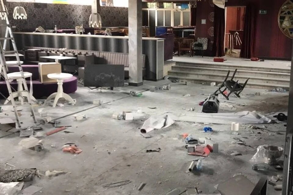 Главный зал заведения после погрома. Фото: Владимир Геберлейн