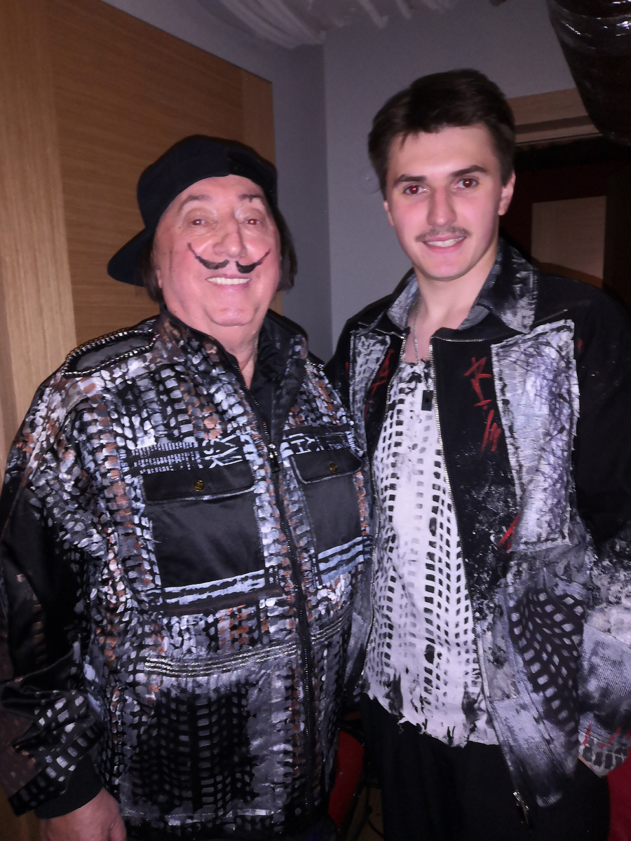 Евгений Аркадьевич и Егор Герчаковы в образе от Юлии Франк.О наряде для Евгения Аркадьевича расскажу отдельно и так же подробно - в других статьях об одежде для мужчин.