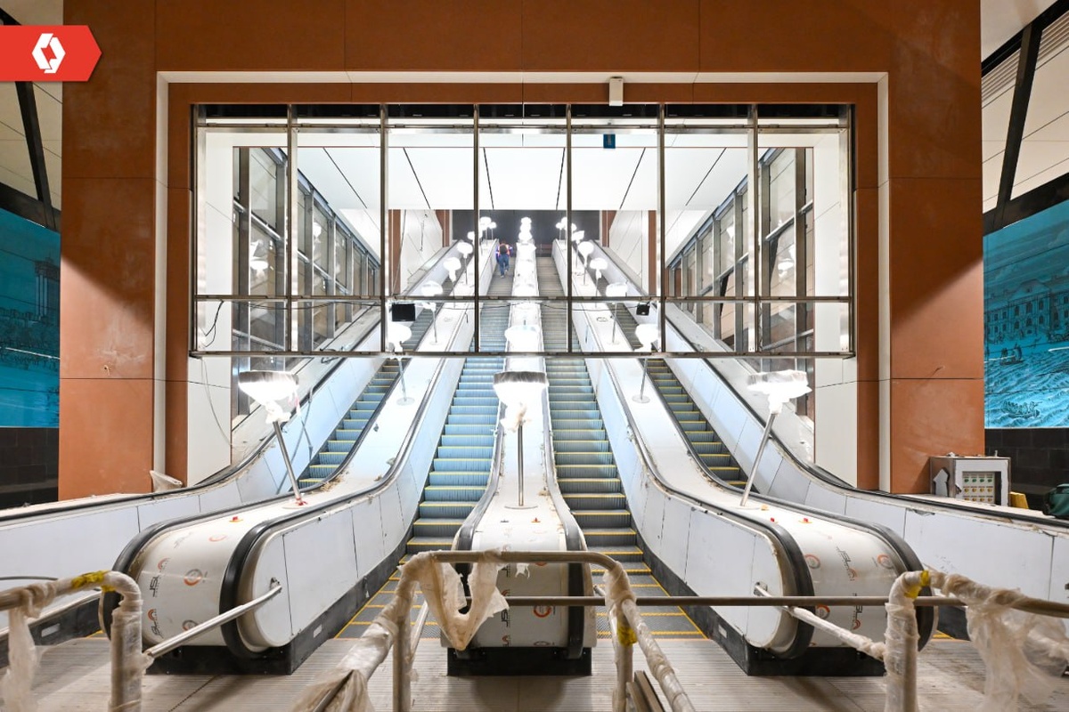 📷 1.1: Наклон со станции «Академическая» Троицкой линии вверх в западный пересадочный вестибюль (к одноимённой станции Калужско-Рижской линии). На снимке видно 4 нитки — расчёт на высокий пассажиропоток.