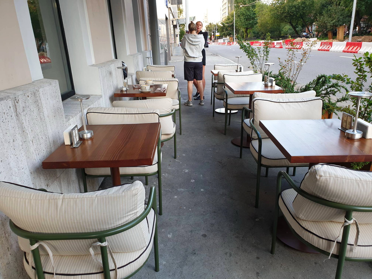 Стихийная веранда в грузинском ресторане Nene