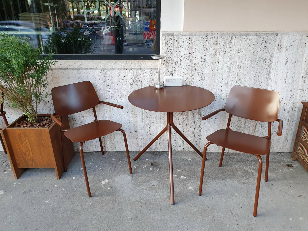 Столик на улице