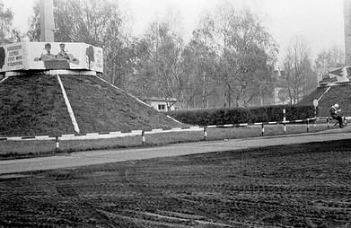 Здесь мы любили гулять и украдкой, пока не видят взрослые, лазили по этим холмам 😊