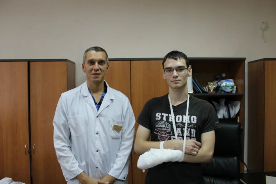 Врач Павел Кошиков (слева) провел уникальную операцию, и пришил 19-летнему студенту Георгию Козловскому три отрезанных пальца. Фото: Андрей СИНЬКОВ