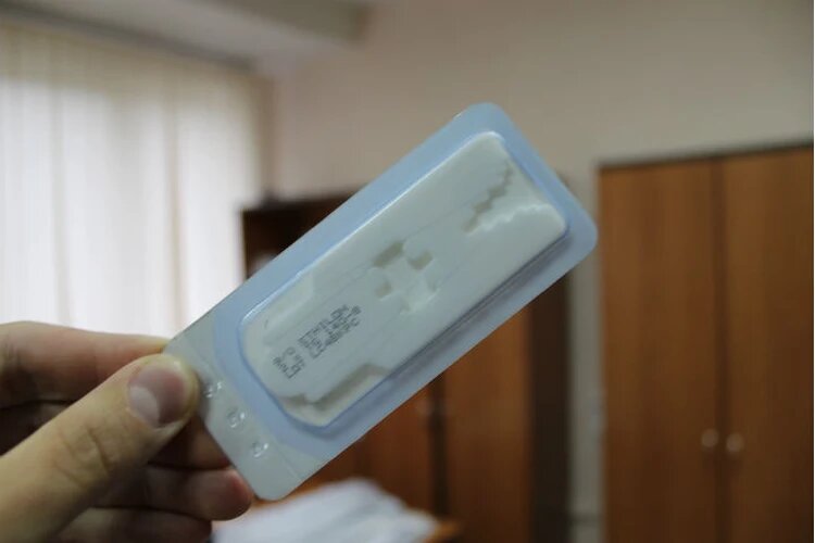 Врач сшивал сосуды нитью, которая тоньше человеческого волоса. Ее даже сложно разглядеть на фото. Фото: Андрей СИНЬКОВ