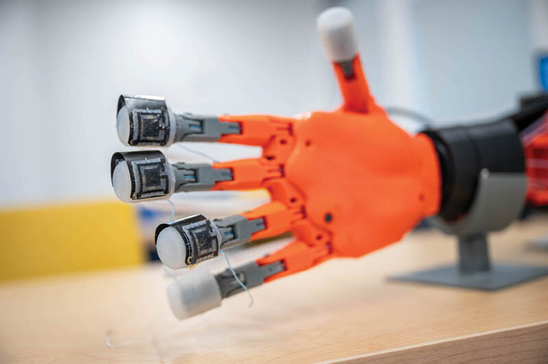 Гибкая сенсорная кожа на руке-роботе — образец «мягкой кожи» из силикона, реагирующий на прикосновения; часть разработки UBC и Honda.