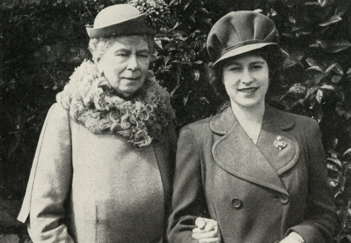 Будущая королева Елизавета II со своей бабушкой, вдовствующей королевой Марией.
