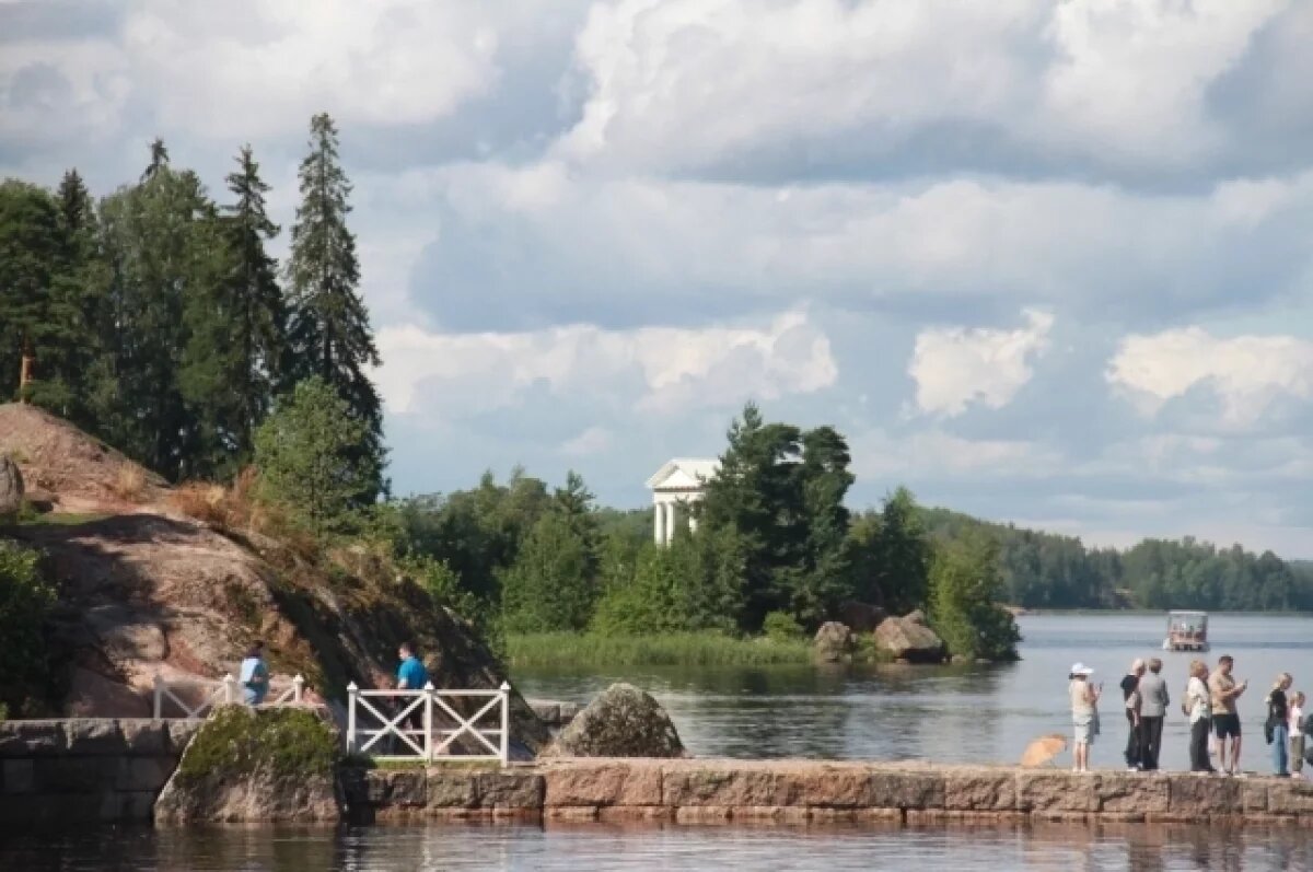    Монрепо – не про «посмотреть и идти дальше», а про «быть здесь».