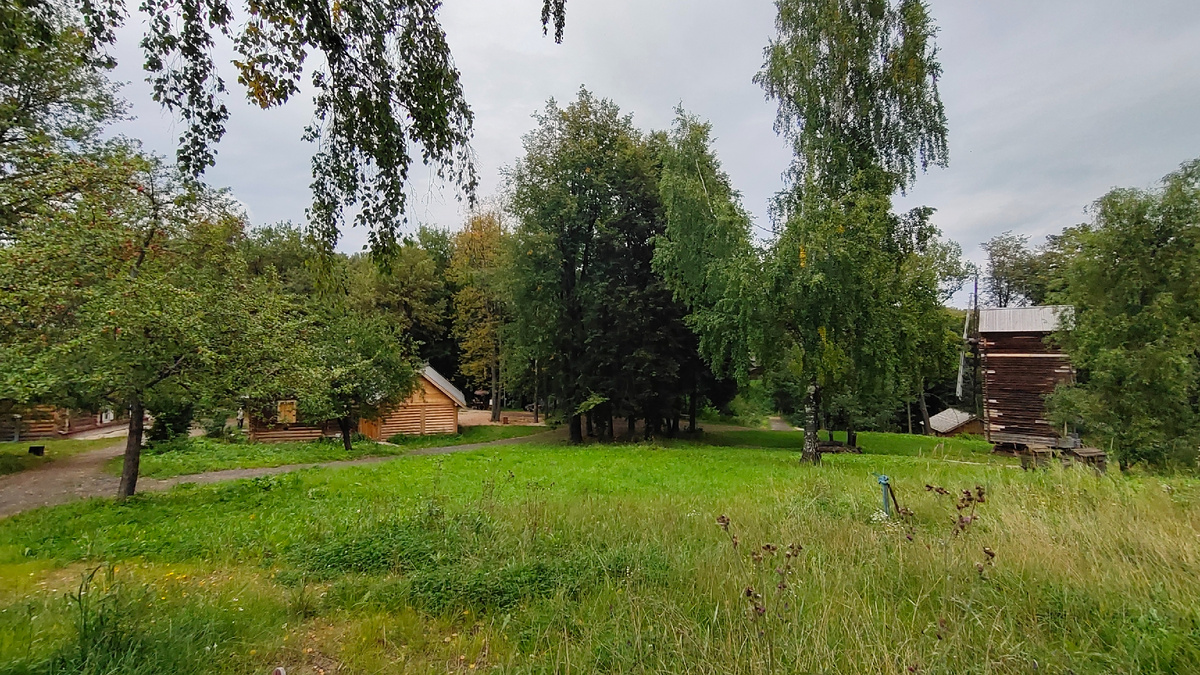 Вид на избы и водяную мельницу. Архитектурно-этнографический музей-заповедник Щёлоковский хутор в Нижнем Новгороде
