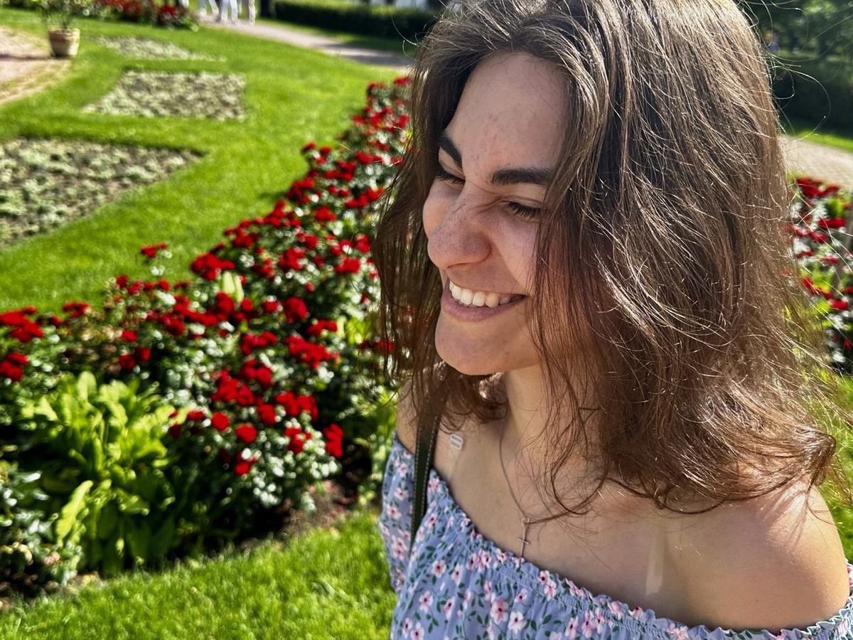Меня зовут Мария, и тут, на фотографии, я безумно счастлива увидеть красивую клумбу в Царицыно.
