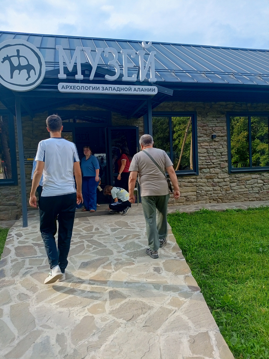 Обратите внимание, вход на территорию городища платный. Стоимость – 300рублей, музей 170 с человека. Часы работы с 9:00 до 18:00, выходной – понедельник.есть магазинчик с сувенирами и чаями.