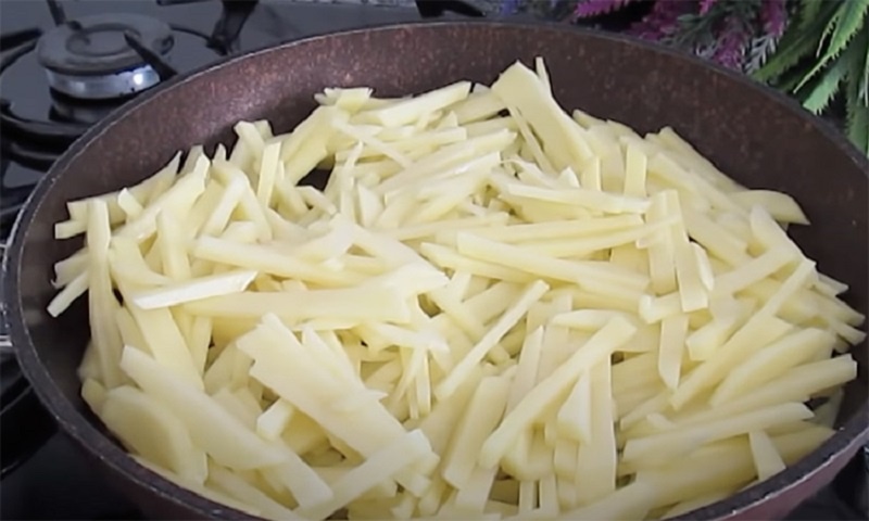 Картофельный пирог на сковороде: как превратить обычную жареную картошку в праздничное блюдо