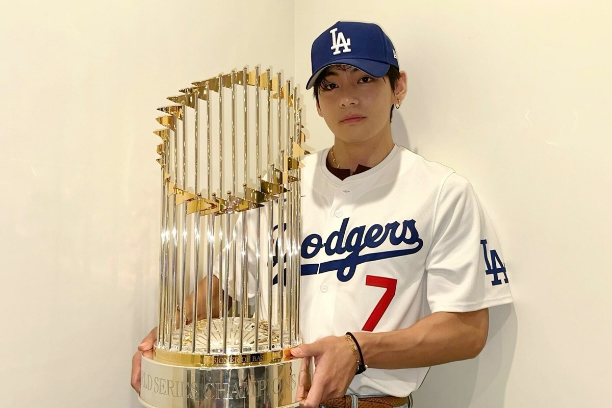     V из BTS покорил бейсбольную арену на матче «Лос-Анджелес Доджерс»