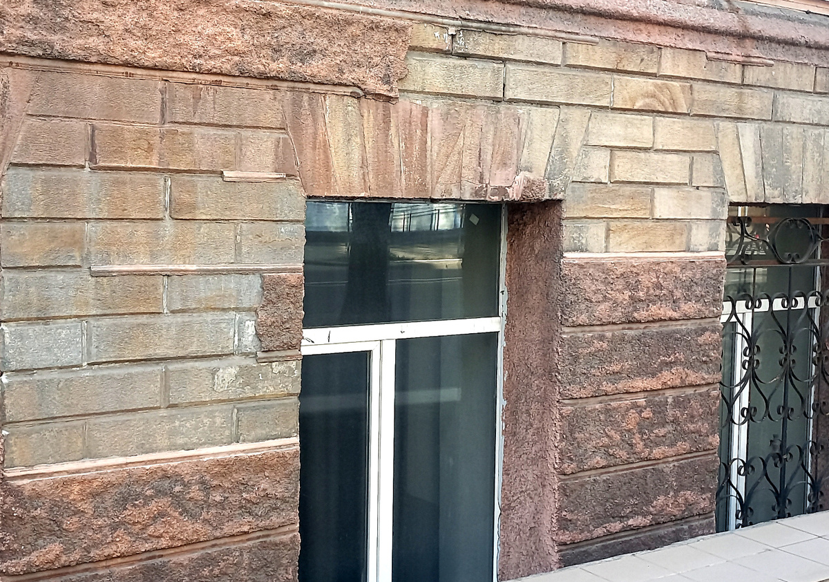 Стена 2-го корпуса Донецкого национального технического университета. Фото 2025 года.