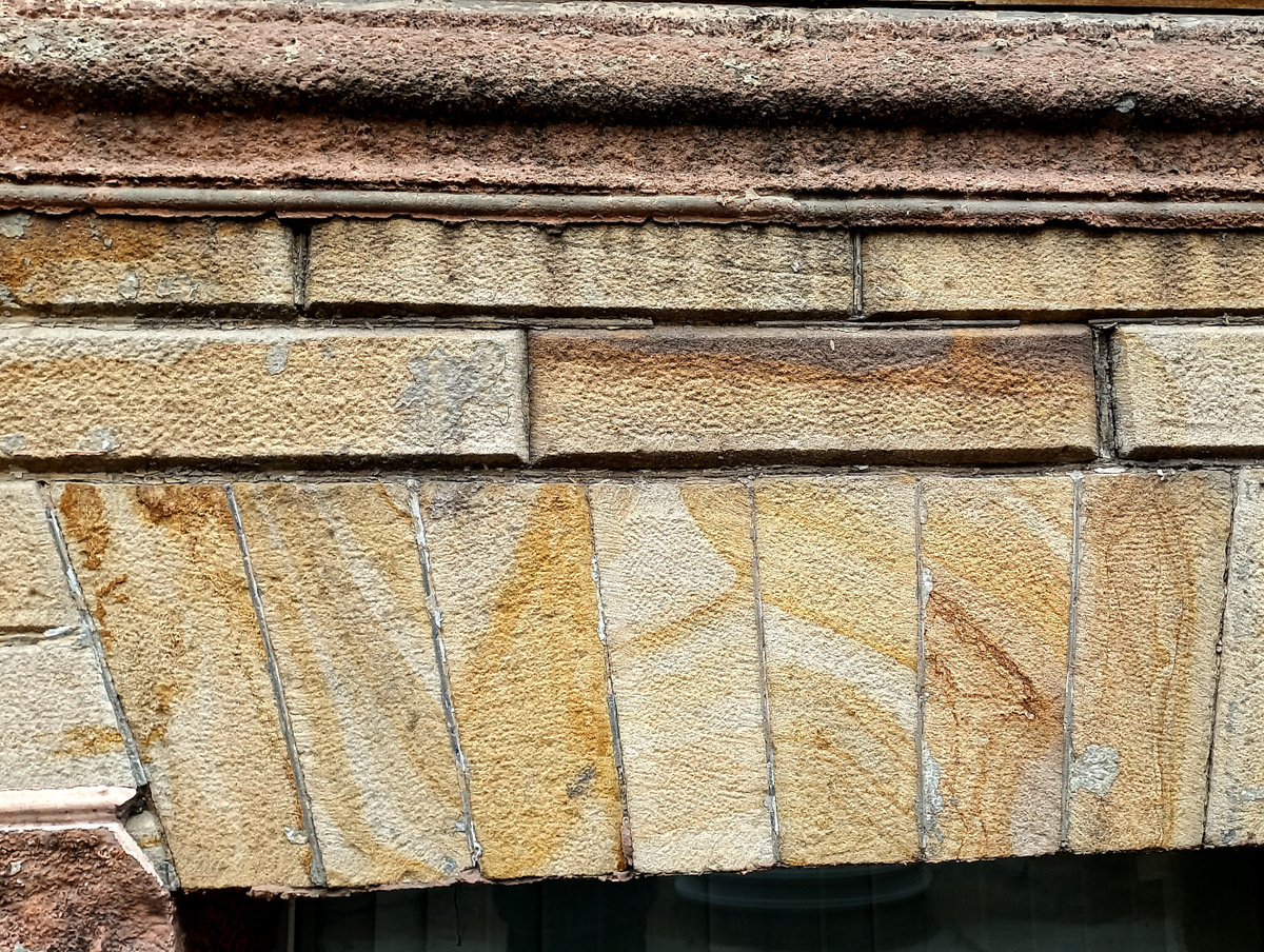 Стена 2-го корпуса Донецкого национального технического университета. Фото 2025 года.