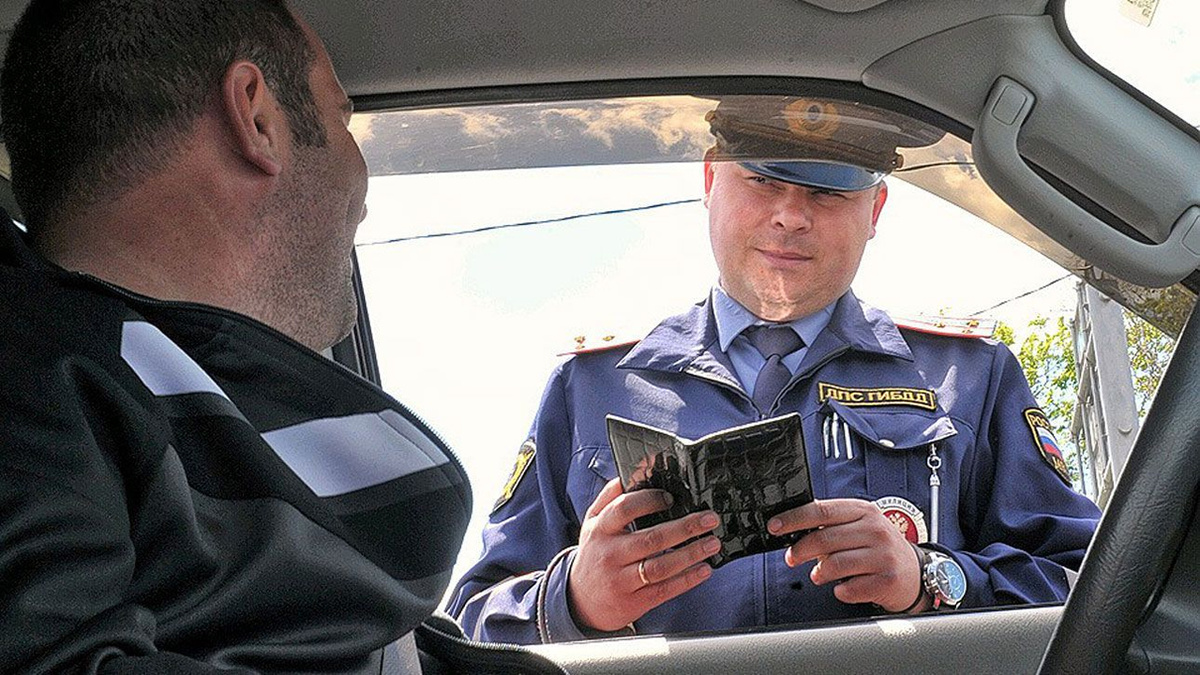 Инспектор сверяет данные с паспортом