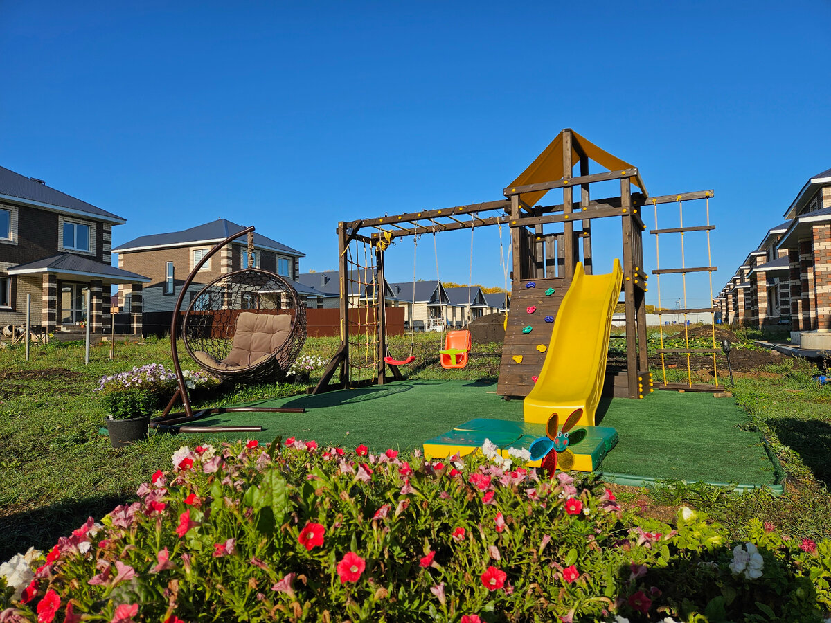 Вот, первое строение на нашем участке. Забора нет - а детская площадка есть