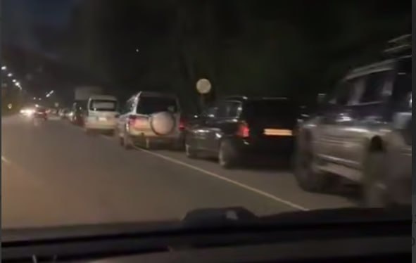 На заправках выстраиваются очереди из десятков автомобилей. Скрин видео.