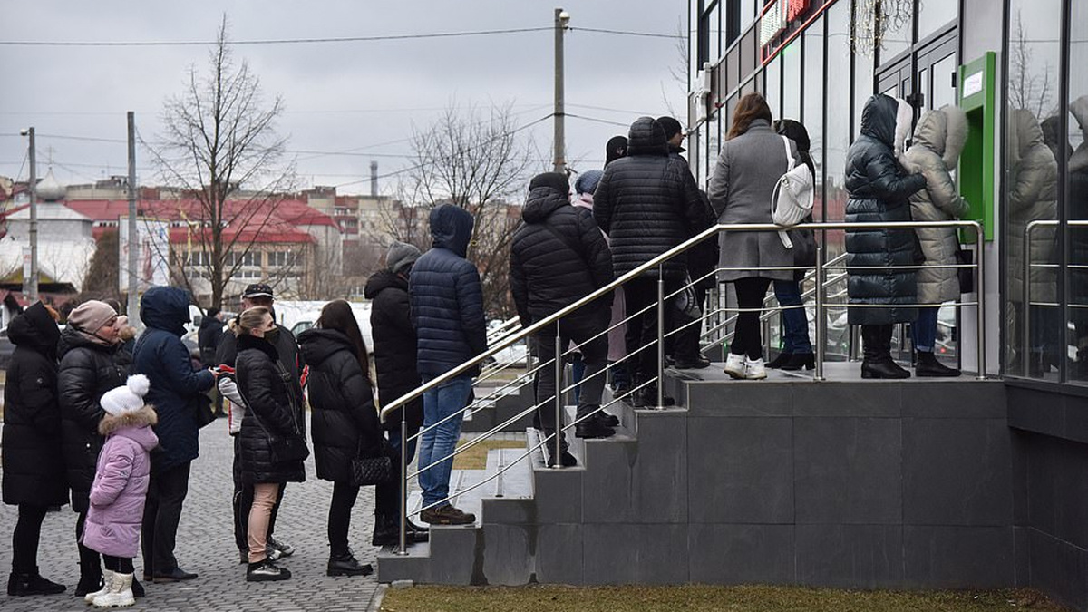 Россияне стали массово снимать наличные. В чем причина?