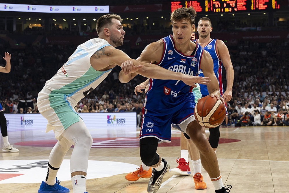    В 2022 году сербы не попали в четверку Евробаскета, а сейчас - главные фавориты турнира. / GettyImages
