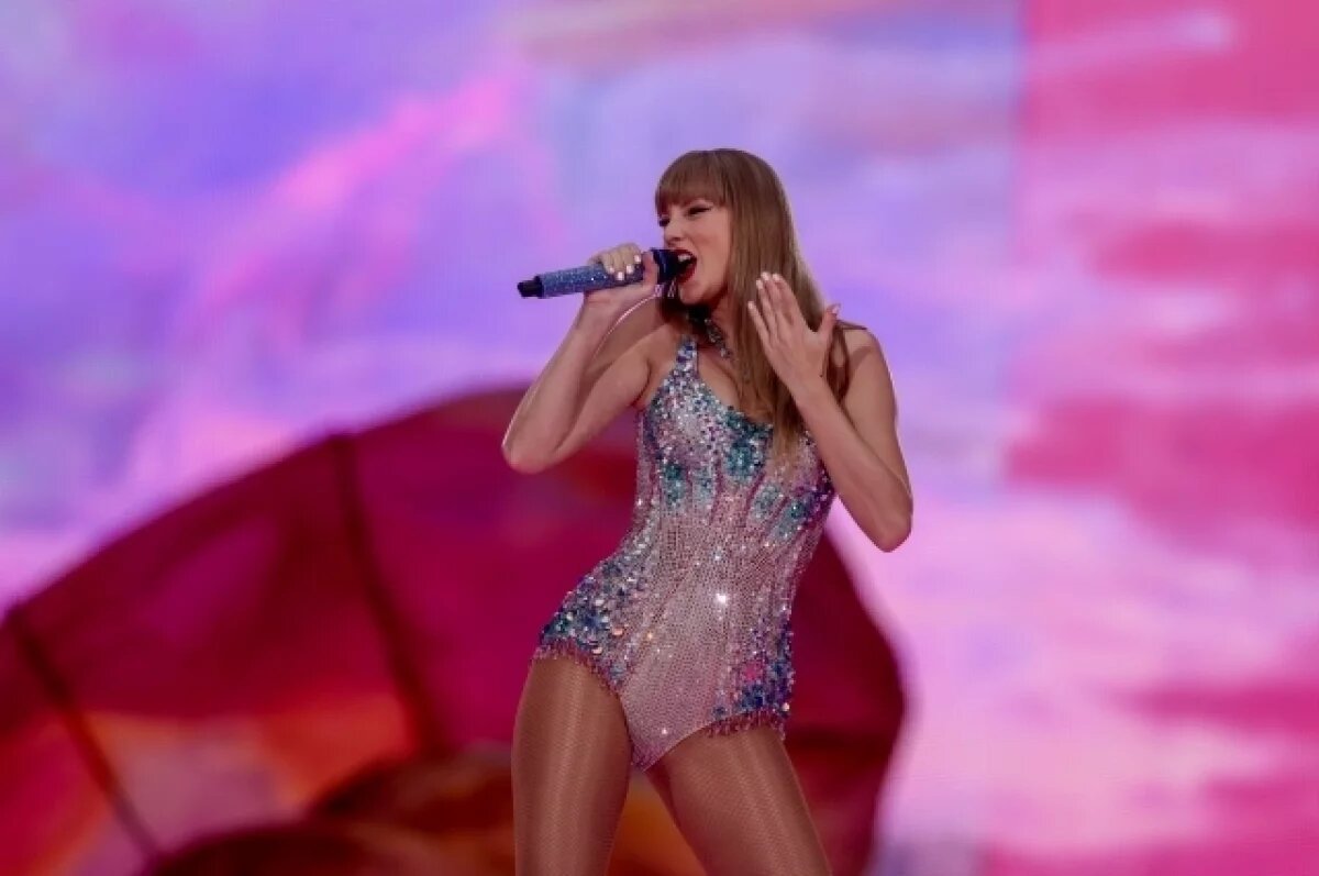    Певица Тейлор Свифт объявила о помолвке с футболистом Трэвисом Келси