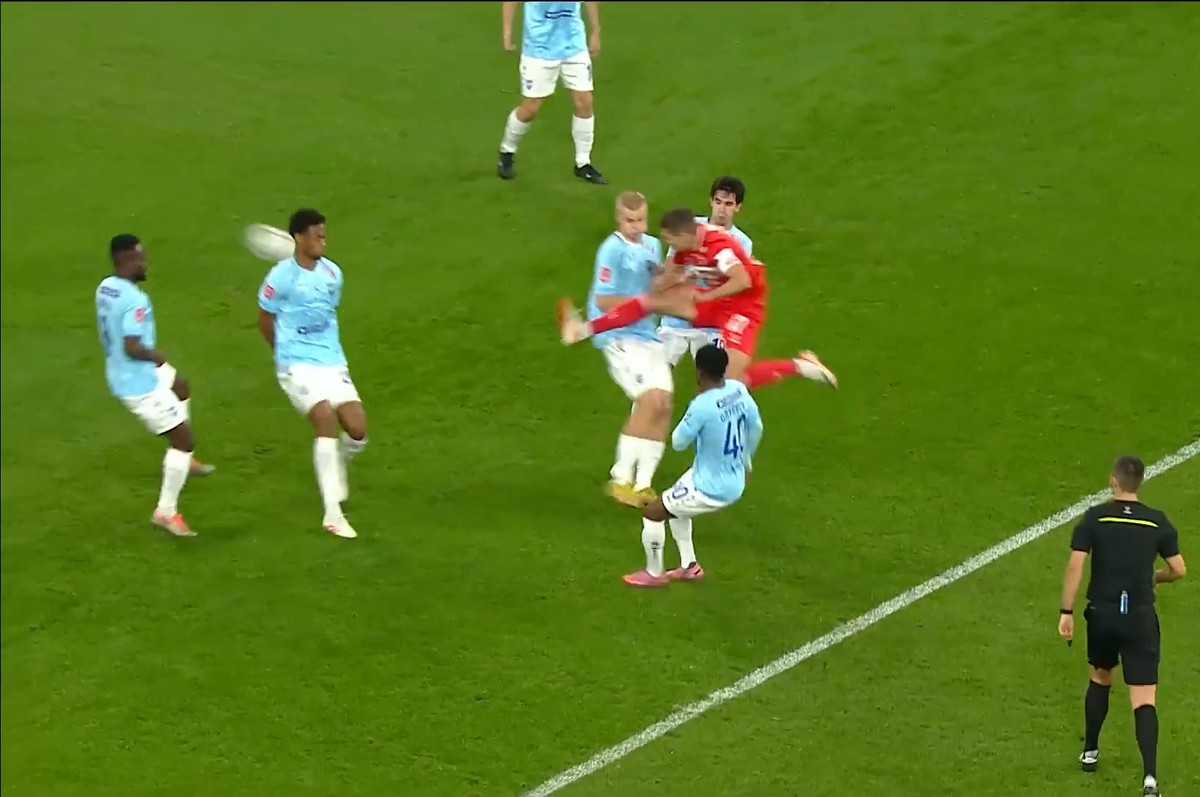 Удар Романа Зобнина в прыжке. 1-0