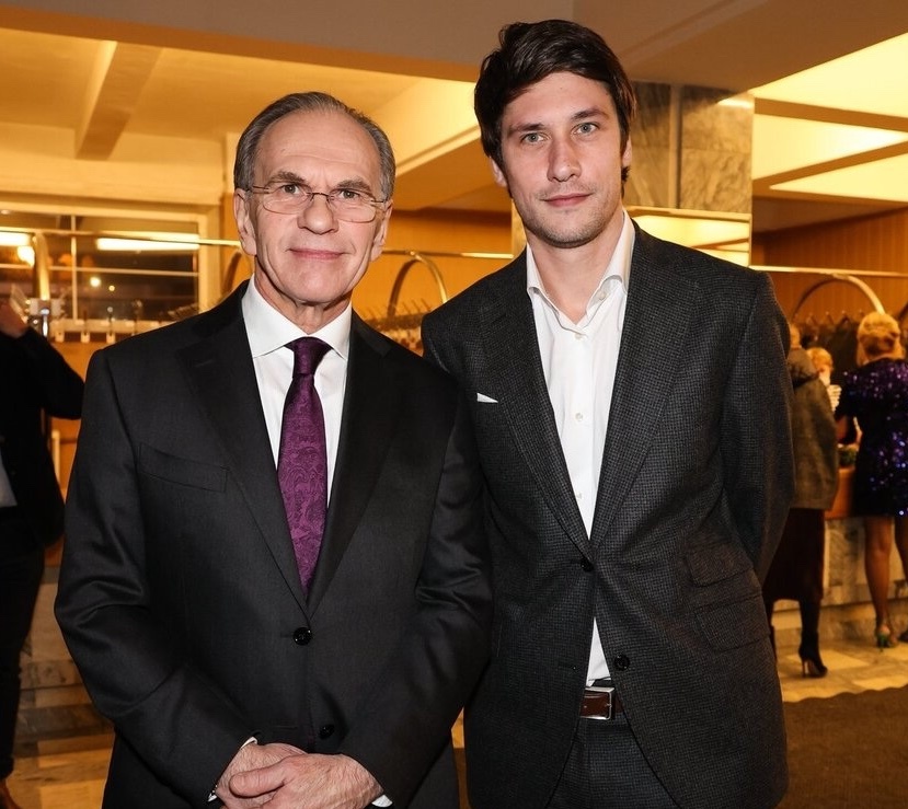 Владимир окончил театральное училище им. Щукина, затем служил в труппе Московского академического театра