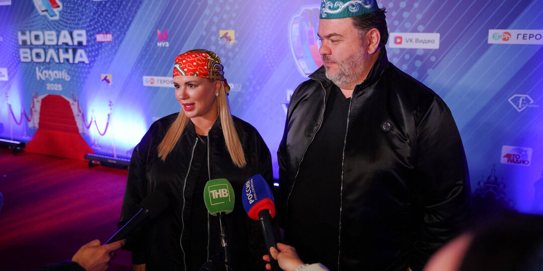 Анна Семенович пришла на «Новую волну» в Казани в платке от татарского дизайнера