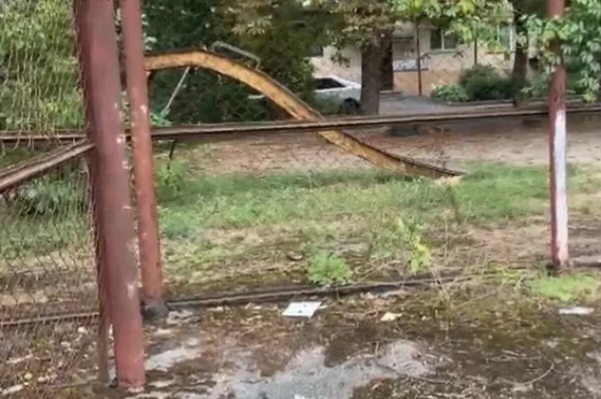    В Нальчике дети больше 10 лет играют на опасной площадке