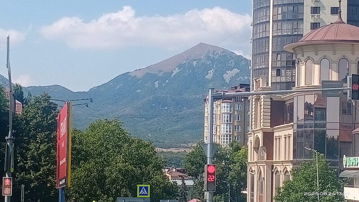 Летний Пятигорск. Вид на гору Бештау с проспекта Кирова.